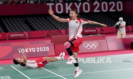 Pebulu tangkis ganda Putri Indonesia Greysia Pollii/Apriyani Rahayu (bawah) melakukan selebrasi setelah mengalahkan lawannya ganda putri Cina Chen Qing Chen/Jia Yi Fan dalam final Olimpiade Tokyo 2020 di Musashino Forest Sport Plaza, Tokyo, Jepang, Senin (2/8/2021). Greysia Pollii/Apriyani Rahayu berhasil meraih medali emas setelah mengalahkan Chen/Jia Yi Fan dua set langsung. 21-19 dan 21-15. 