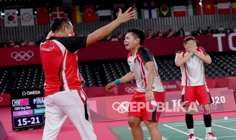 Pebulutangkis ganda Putri Indonesia Greysia Pollii/Apriyani Rahayu melakukan selebrasi dengah pelatih mereka Eng Hian setelah mengalahkan lawannya ganda putri China Chen Qing Chen/Jia Yi Fan dalam final Olimpiade Tokyo 2020 di Musashino Forest Sport Plaza, Tokyo, Jepang, Senin (2/8/2021). Greysia Pollii/Apriyani Rahayu berhasil meraih medal emasi setelah mengalahkan Chen/Jia Yi Fan dua set langsung. 21-19 dan 21-15.