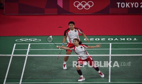 Pebulu tangkis ganda Putri Indonesia Greysia Pollii/Apriyani Rahayu mengembalikan kok ke arah ganda putri Cina Chen Qing Chen/Jia Yi Fan dalam final Olimpiade Tokyo 2020 di Musashino Forest Sport Plaza, Tokyo, Jepang, Senin (2/8/2021). Greysia/Apriyani unggul dua gim langsung 21-19, 21-15 untuk meraih medali emas.