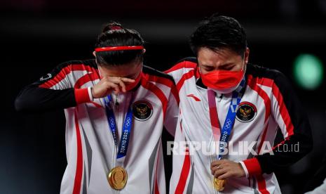 Pebulu tangkis ganda putri Indonesia Greysia Polii/Apriyani Rahayu terharu saat mendapatkan medali emas Olimpiade Tokyo 2020 di Musashino Forest Sport Plaza, Tokyo, Jepang, Senin (2/8/2021). Greysia Pollii/Apriyani Rahayu meraih medali emas setelah mengalahkan ganda putri China Chen Qing Chen/Jia Yi Fan 21-19 dan 21-15.