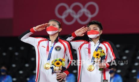 Pebulu tangkis ganda Putri Indonesia peraih medali emas, Greysia Polii/Apriyani Rahayu, menghormat saat pengibaran bendera Merah Putih seusai menjuarai final Olimpiade Tokyo 2020 di Musashino Forest Sport Plaza, Tokyo, Jepang, Senin (2/8/2021). Greysia Pollii/Apriyani Rahayu meraih medali emas setelah mengalahkan ganda putri China Chen Qing Chen/Jia Yi Fan 21-19 dan 21-15.