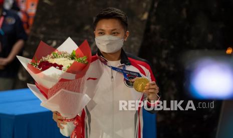 Pebulu tangkis ganda putri peraih medali emas Olimpiade Tokyo 2020, Apriyani Rahayu berpose setiba di Bandara Soekarno-Hatta, Tangerang, Banten, Rabu (4/8/2021). Selain Greysia dan Apriyani, pebulu tangkis Anthony Ginting, Praveen Jordan, lifter Rahmat Erwin Abdullah dan Nurul Akmal, petembak Vidya Rafika, serta sprinter Lalu Muhammad Zohri, dan Alvin Tehupeiory juga termasuk dalam kloter terakhir kepulangan kontingen Indonesia dari Olimpiade Tokyo.