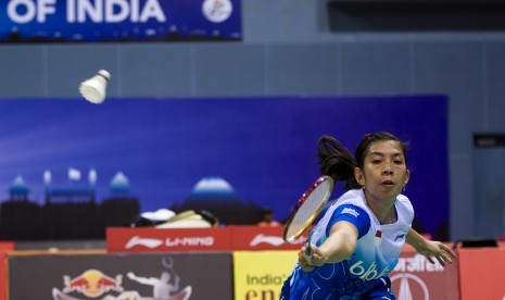 Pebulutangkis Indonesia, Adrianti Firdasari, mengembalikan kok ke arah pebulutangkis Australia, Joy Lai, dalam babak penyisihan Grup B Uber Cup 2014 di Stadion Bulutangkis, Siri Fort Sport Complex, New Delhi, India, Minggu (18/5). 