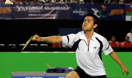 Pebulutangkis Indonesia Garuda Simon Santoso mengembalikan bola ke arah lawannya pebulutangkis Indonesia Rajawali Tommy Sugiarto saat pertandingan babak final Axiata Cup 2012 di Tennis Indoor Stadium, Senayan, Jakarta, Minggu (15/4). Simon memenangi pertan