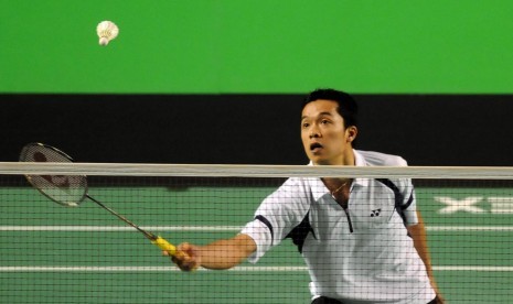 Pebulutangkis Indonesia Garuda Taufik Hidayat mengembalikan bola ke arah lawannya, Axiata Cup 2012 di Tennis Indoor Stadium, Senayan, Jakarta, Minggu (15/4). (Republika/Prayogi)