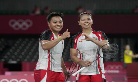 Pebulutangkis Indonesia Greysia Polii dan Rahayu Apriani merayakan kemenangannya atas pasangan Jepang Yuki Fukushima/Sayaka Hirota dalam pertandingan bulu tangkis babak penyisihan grup ganda putri Olimpiade Musim Panas 2020, Selasa, 27 Juli 2021, di Tokyo, Jepang.