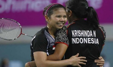 Pebulutangkis Indonesia, Greysia Polii (kiri), memeluk pasangan gandanya, Nitya Krishinda Maheswari, usai mengalahkan ganda putri Cina di babak semifinal ganda putri bulutangkis Asian Games 2014 di Gyeyang Gymnasium, Incheon, Jumat (26/9). 