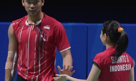 Pebulutangkis Indonesia, Praveen Jordan (kiri) dan Debby Susanto (kanan) pada pertandingan Final Bulutangkis Ganda Campuran Sea Games ke-28 di Stadion Nasional Singapura, Selasa (16/6).(ANTARA FOTO/Nyoman Budhiana)