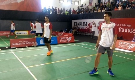 Pebulutangkis Indonesia, Tontowi Ahmad (kanan) dan Berry Angriawan (kiri) memberikan pelatihan kepada atlet-atlet muda Lombok di lapangan GOR Turide Mataram, Sabtu (10/2) siang WITA. 