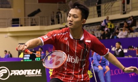 Pebulutangkis muda Indonesia, Ihsan Maulana Mustofa lolos ke babak semifinal turnamen Macau Open Grand Prix Gold 2015, Jumat (27/11).