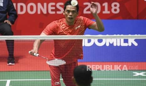 Pebulutangkis putra Indonesia Ukun Rukaendi berusaha mengembalikan kok kepada pebulutangkis India Manoj Sarkar pada semifinal tunggal perorangan putra Asian Para Games 2018 di Istora Senayan, Jakarta, Jumat (12/10).