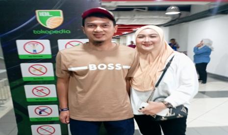 Pebulutangkis Tanah Air Mohamad Ahsan dan istrinya istri Christine Novitania hendak menyaksikan laga Satria Muda Vs Pelita Jaya Bakrie di Britama Arena, Jakarta, Sabtu (15/7/2023). 