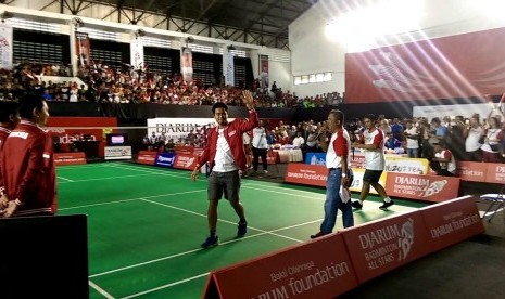 Pebulutangkis Tontowi Ahmad melambaikan tangan ke arah para penonton jelang laga kontra legenda badminton Indonesia di lapangan GOR Turide Mataram, Sabtu (10/2) sore WITA.