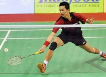 Pebulutangkis tunggal putera Indonesia, Taufik Hidayat, berusaha mengembalikan bola ke arah pebulutangkis tunggal putera Malaysia, Daren Liew, pada babak perempat final perorangan tunggal putera SEA Games XXVI di Stadion Istora Senayan Jakarta, Kamis (17/1