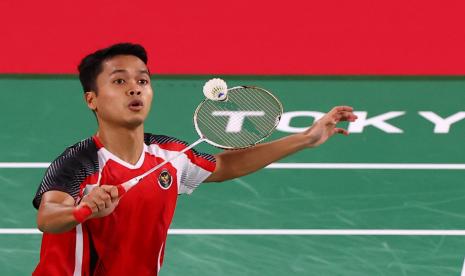 Pebulutangkis tunggal putra Indonesia Anthony Ginting mengembalikan shuttlecock ke arah lawannya pebulutangkis tunggal putra Hongaria Gergely Krausz dalam laga Tunggal Putra Grroup J Olimpiade Tokyo 2020, di Musashino Forest Sport Plaza, Tokyo,, Jepang, Ahad (25/7/2021). Anthony Ginting berhasil mengalahkan Gergely Krausz 21-13 dan 21-8.