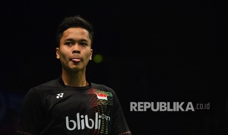 Pebulutangkis tunggal putra Indonesia Anthony Ginting menyeka keringatnya saat bertanding melawan tunggal putra Denmark Jorgensen pada kualifikasi BCA Indonesia Open Super Series 2016 di Istora Senayan, Jakarta, Rabu (1/6). (Republika/Raisan Al Farisi)