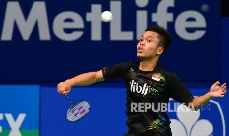 Pebulutangkis tunggal putra Indonesia Anthony Ginting menyeka keringatnya saat bertanding melawan tunggal putra Denmark Jorgensen pada kualifikasi BCA Indonesia Open Super Series 2016 di Istora Senayan, Jakarta, Rabu (1/6). 