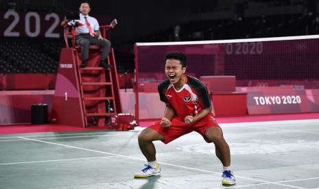 Pebulu tangkis tunggal putra Indonesia Anthony Sinisuka Ginting melakukan selebrasi seusai mengalahkan tunggal putra Denmark Anders Antonsen dalam perempat final Olimpiade Tokyo 2020 di Musashino Forest Sport Plaza, Tokyo, Jepang, Sabtu (31/7/2021). Anthony Sinisuka Ginting berhasil lolos ke semifinal setelah menang 21-18, 15-21, dan 21-18.