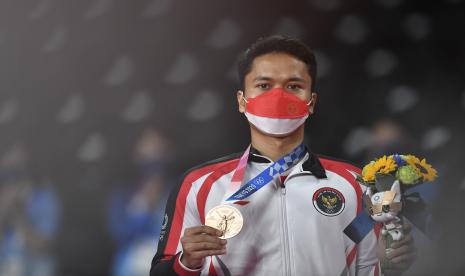 Pebulutangkis tunggal putra Indonesia Anthony Sinisuka Ginting usai pengalungan medali bulutangkis tunggal putra Olimpiade Tokyo 2020 di Musashino Forest Sport Plaza, Tokyo, Jepang, Senin (2/8/2021). Anthony menang atas pemain Guatemala Kevin Cordon dengan skor 21-11, 21-13 dan meraih medali perunggu.