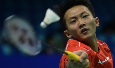 Pebulutangkis tunggal putra Indonesia Ihsan Maulana mengembalikan kok ke arah lawannya pebulutangkis India Sourabh Varma pada pertandingan penyisihan Grup B Piala Thomas 2016 di Kunshan Sport Center Gymnasium, Tiongkok, Rabu (18/5).