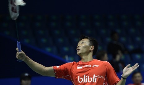 Pebulutangkis tunggal putra Indonesia Ihsan Maulana mengembalikan kok ke arah lawannya pebulutangkis India Sourabh Varma pada pertandingan penyisihan Grup B Piala Thomas 2016 di Kunshan Sport Center Gymnasium, Tiongkok, Rabu (18/5). 