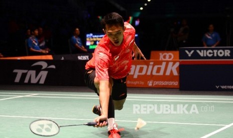  Pebulutangkis tunggal putra Indonesia Jonatan Christie bertanding melawan tunggal putra Thailand Khosit Phetpradab pada babak semi final bulutangkis beregu putra SEA Games 2017 Kuala Lumpur di Axiata Arena, Komplek Stadion Bukit Jalil, Rabu (23/8).