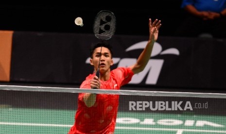 Pebulutangkis tunggal putra Indonesia Jonatan Christie bertanding melawan tunggal putra Thailand Khosit Phetpradab pada babak semi final bulutangkis beregu putra SEA Games 2017 Kuala Lumpur di Axiata Arena, Komplek Stadion Bukit Jalil, Rabu (23/8).