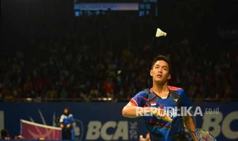 Pebulutangkis Tunggal Putra Indonesia Jonatan Christie berusaha mengembalikan kok saat melawan pemain Belanda pada BCA Indonesia Open Series 2016 di Istora Senayan, Jakarta, Jumat (3/6