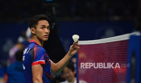  Pebulutangkis tunggal putra Indonesia Jonatan Christie meminta pergantian kok kepada wasit saat bertanding melawan tunggal putra dari taiwan HSU Jen Hao pada turnamen Indonesia Open 2016 di Istora Senayan, Jakarta, Rabu (1/6).(Republika/Raisan Al Farisi)