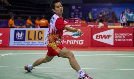  Pebulutangkis tunggal putra Indonesia, Simon Santoso, saat melawan pebulutangkis Singapura, Kwan Ting Sean Lee, dalam penyisihan Grup A Piala Thomas 2014 di New Delhi, India, Senin (19/5). 