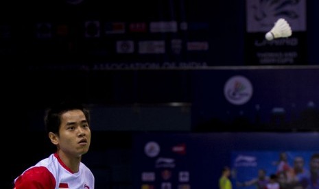  Pebulutangkis tunggal putra Indonesia, Simon Santoso, saat melawan pebulutangkis Singapura, Kwan Ting Sean Lee, dalam penyisihan Grup A Piala Thomas 2014 di New Delhi, India, Senin (19/5). 