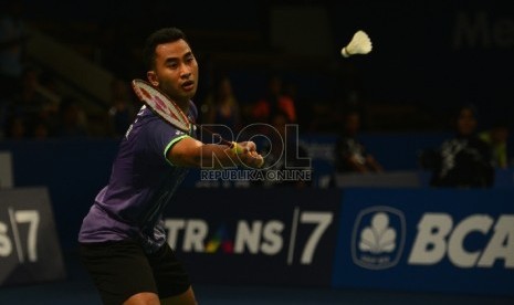 Pebulutangkis tunggal putra Indonesia Tommy Sugiarto berhasil mengalahkan pebulutangkis Cina Lin Dan pada turnamen bulutangkis BCA Indonesia Open Superseries Premier 2015 di Istora Senayan, Jakarta, Selasa (2/6). (Republika/Edwi Dwi Putranto)