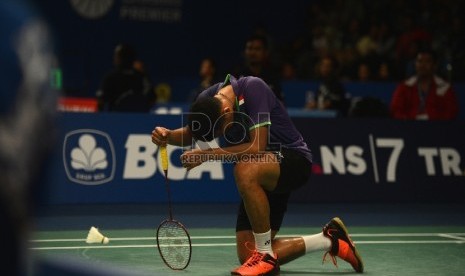 Pebulutangkis tunggal putra Indonesia Tommy Sugiarto berhasil mengalahkan pebulutangkis Cina Lin Dan pada turnamen bulutangkis BCA Indonesia Open Superseries Premier 2015 di Istora Senayan, Jakarta, Selasa (2/6). (Republika/Edwi Dwi Putranto)