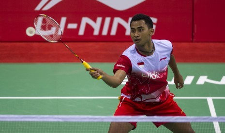  Pebulutangkis tunggal putra Indonesia, Tommy Sugiarto, mengembalikan kok ke arah pebulutangkis Singapura, Derek Wong, dalam partai pertama penyisihan Grup A Piala Thomas 2014 di Stadion Bulutangkis, Siri Fort Sport Complex, New Delhi, India, Senin (19/5).