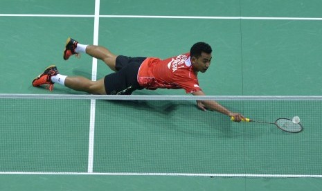 Pebulutangkis tunggal putra Indonesia Tommy Sugiarto terjatuh saat mengembalikan kok ke arah lawannya pebulutangkis Hongkong Ka Long Angus NG pada pertandingan penyisihan Grup B Piala Thomas 2016 di Kunshan Sport Center Gymnasium, Tiongkok, Minggu (15/5). 