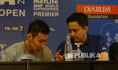 Pebulutangkis Tunggal Putra Malaysia Lee Chong Wei berbincang bersama Mantan Pebulutangkis Indonesia Ricky Subagja saat menggelar konferensi pers di Jakarta, Ahad (29/5). (Republika/ Raisan Al Farisi)