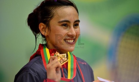 Pebulutangkis tunggal putri Indonesia Bellaetrix Manuputty memegang medali emas, usai mengalahkan pebulutangkis Thailand Busanan Ongbamrungphan pada final bulutangkis Sea Games ke-27 di Naypyitaw, Myanmar, Sabtu (14/2).  (Republika/Edwin Dwi Putranto)