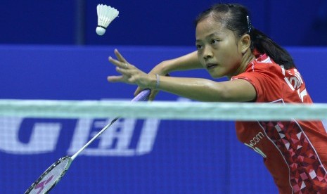 Pebulutangkis tunggal putri Indonesia Fitriani mengembalikan kok ke arah lawannya pebulutangkis tunggal putri Bulgaria Petya Nedelcheva pada pertandingan penyisihan Grup C Piala Uber 2016 di Kunshan Sport Center Gymnasium, Tiongkok, Minggu (15/5). 