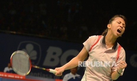 Pebulutangkis tunggal putri Indonesia Lyanny Alessandra Mainaky mengembalikan bola saat bertanding pada kualifikasi BCA Indonesia Open Super Series Premier 2016 di Istora Senayan Jakarta, Senin (30/5). (Republika/Raisan Al Farisi)