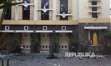 Pecahan kaca di Gereja Santa Maria akibat serangan bom, Ahad (13/5).