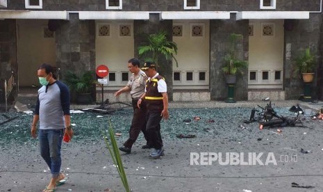 Pecahan kaca di Gereja Santa Maria akibat serangan bom, Ahad (13/5).