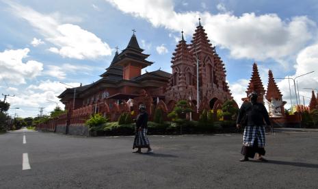 Pecalang atau petugas pengamanan adat Bali memantau situasi saat Hari Raya Nyepi.