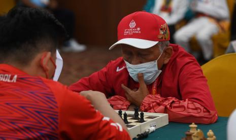 Pecatur Indonesia Jumadi (kanan) bertanding melawan pecatur Vietnam Pham Le Anh (kiri) pada final catur putra individu standart B2-3 ASEAN Para Games 2022 di Lor In Hotel, Karanganyar, Jawa Tengah, Selasa (2/8/2022).