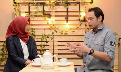 Pecinta alam, Dion (kanan) bersama jurnalis Republika, Yeyen Rostiyani (kiri)