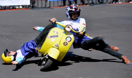 Pecinta vespa melakukan atraksi freestyle saat Vespa World Days (VWD) 2022 di Nusa Dua, Bali, Sabtu (11/6/2022). Atraksi freestyle vespa itu merupakan salah satu kegiatan yang diselenggarakan untuk memeriahkan penyelenggaraan Vespa World Days 2022 yang diikuti oleh sekitar 8.600 orang pecinta vespa dari berbagai negara.