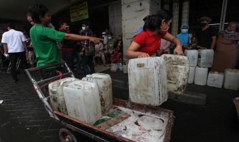 Kepala Staf Kepresidenan RI Moeldoko mengatakan, pemerintah terus memberikan perhatiannya terhadap permasalahan ketersediaan dan kestabilan harga minyak goreng. Pedagang antre membeli minyak goreng curah di Pasar Tambahrejo, Surabaya, Jawa Timur, Jumat (18/2/2022). 