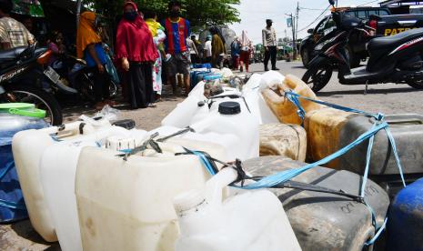 Pedagang antre membeli minyak goreng curah saat digelar operasi pasar di Pasar Dungus, Kabupaten Madiun, Jawa Timur. Provinsi Jawa Timur mengalami inflasi 0,71 persen pada Maret 2022, dengan salah satu penyebabnya karena harga eceran tertinggi (HET) minyak goreng yang dilepas ke pasar oleh pemerintah, sehingga mengalami kenaikan harga.