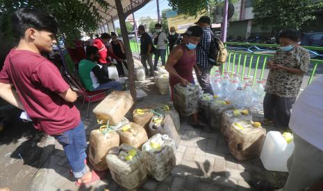 Pedagang antre membeli minyak goreng saat pendistribusian minyak goreng curah bersubsidi di Pasar Setono Betek, Kota Kediri, Jawa Timur, Jumat (22/4/2022). Distribusi 6.000 liter minyak goreng curah bersubsidi kepada pedagang pasar tradisional untuk dijual kepada masyarakat dengan harga eceran tertinggi Rp14.000 per liter itu untuk menjamin ketersediaan minyak goreng di pasaran menjelang Lebaran.