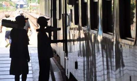 Pedagang asongan di kereta (ilustrasi)