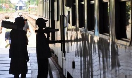 Pedagang Asongan saat masih bisa berjualan di stasiun (ilustrasi)